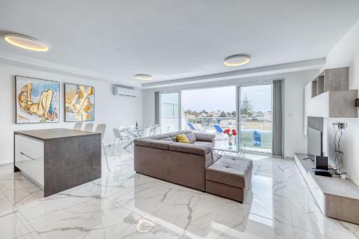 Fabulous Penthouse close to St George's Bay - Housity