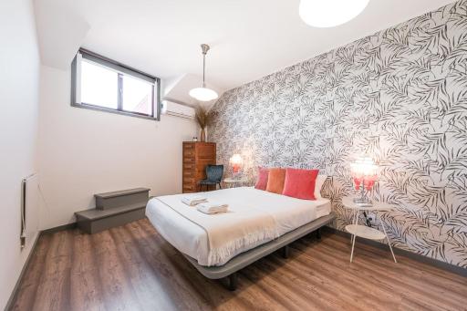 GuestReady - Red Stripes - Housity