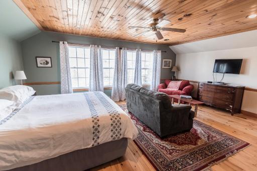 The Loft at the Barn - Housity