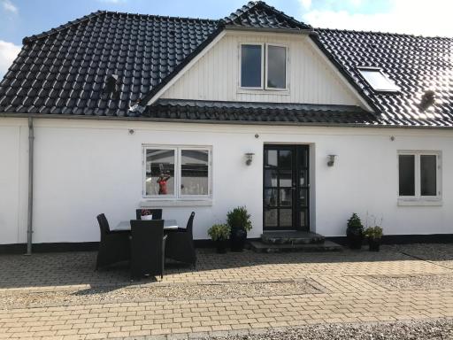 Sleep In Brande - Close By Herning, Legoland, Givskud Zoo - Housity