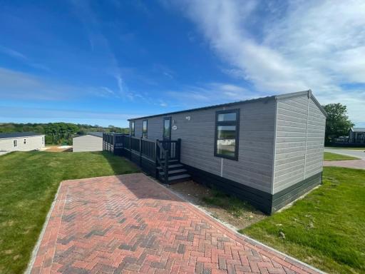 Luxury 6 Bed Lodge with Hot Tub - Housity