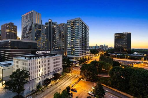 1109-Extra LG-King Bed-1 Free Park-Fast WiFi-DTW - Housity