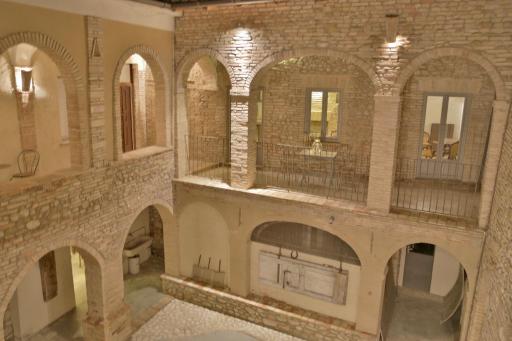 Palazzo Antico nella piazza di Montepagano - Housity
