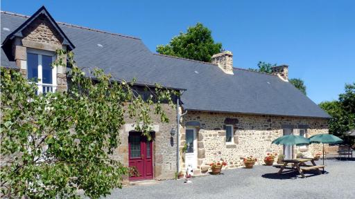 Spacious and Comfortable Fully Restored Farmhouse - Housity