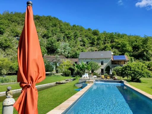 Les Pieds dans l'eau, Gîte la Source - Housity