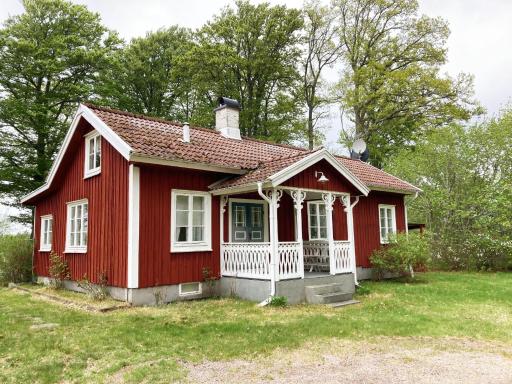 Nice holiday house located by the lake Bolmen - Housity