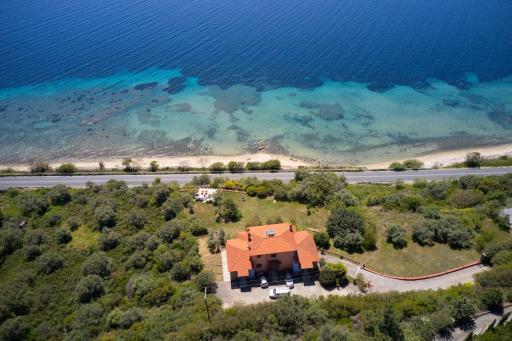 Beachfront villa with huge garden, 3br, Halkidiki - Housity
