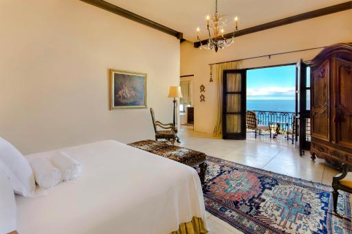 Exquisite Villa with Awesome Views & Staff In Pedregal! - Housity