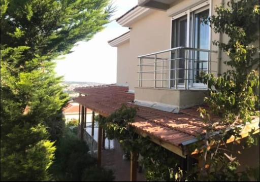 Çeşme merkezde,deniz-sakız manzaralı Bahçeli villa - Housity