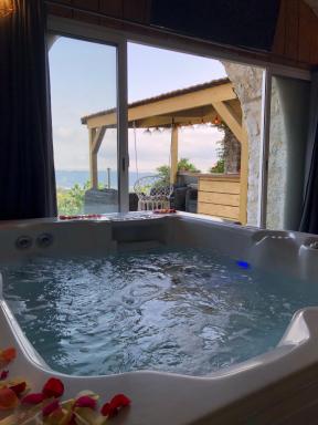 Le Manoir: chambre d’hôte de charme avec jacuzzi privatif - Housity