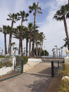 Piso centrico en urbanización frente al mar - Housity