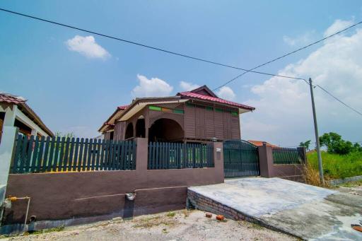 Teratak Inap near Lost World of Tambun, Ipoh Wooden House - Housity
