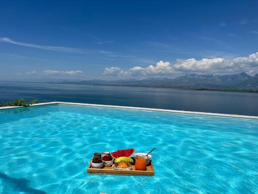 Lake Breeze Villa with a Pool & Magnificent Views - Housity