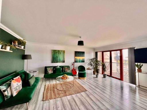 The Meadow, River view apartment - Housity