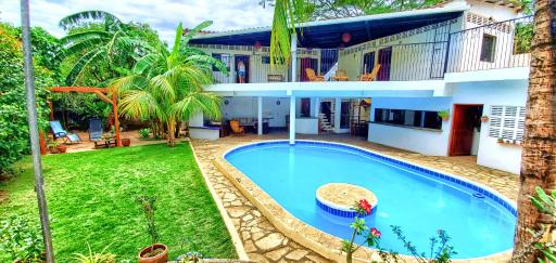 Luxurious vacation home with a pool - Housity