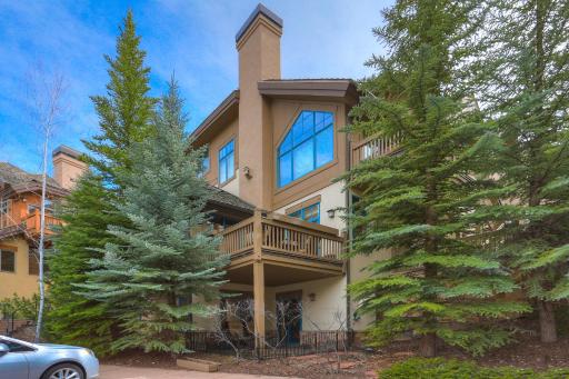 4BR Plus Den Platinum Townhome, Walk to lift townhouse - Housity