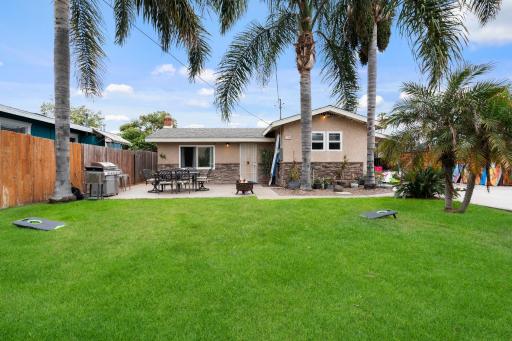 Oceanside Rocks Family Vacation Home - Housity