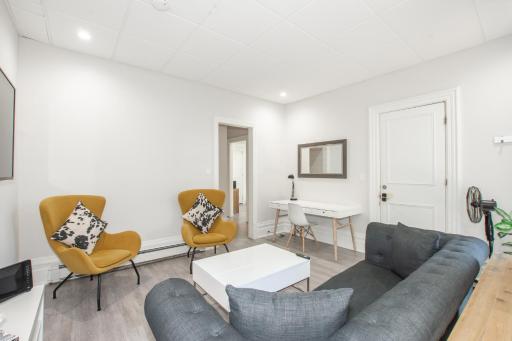 Large Bright Apt. Newly Renovated. Great Rates! - Housity