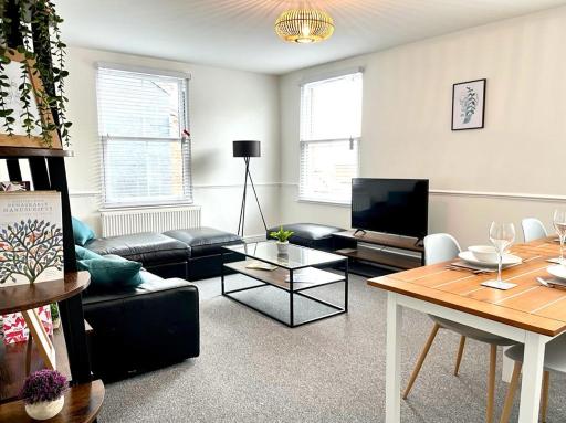 Superb 4 bed City Apartment with On-Site Parking - Housity