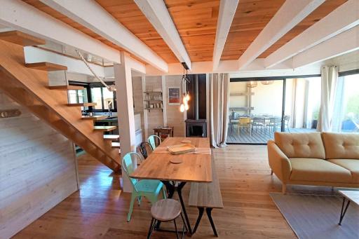 Very Nice Wood Frame House With Garden - Housity