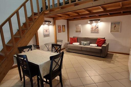 GEMELLI HOLIDAYS -2 easy lofts, groundfloor with courtyard, mezzanine bedroom, baby & pet friendly, near Monte Mario Station connecting to center in 20 minutes, 2 steps from bus, groceries, restaurants, park, cycle path - Warm guest care in 4 languages - Housity