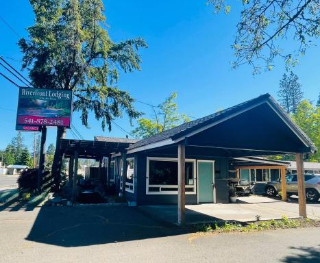 Riverfront Lodging - Housity