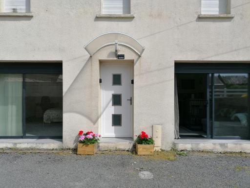 La brise marine Maison rénovée cour fermée et terrasse 800 m plage Omaha beach avec table de ping pong proche Port en Bessin - Housity