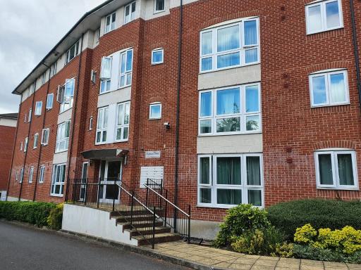 global relocation 2 Bed Apt Near Hatfield Station Free Parking - Housity