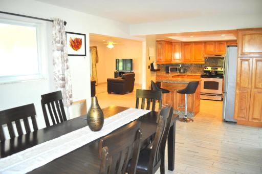 Lovely 3-bd, walk to bars, 9 min drive from beach! Heated pool. - Housity