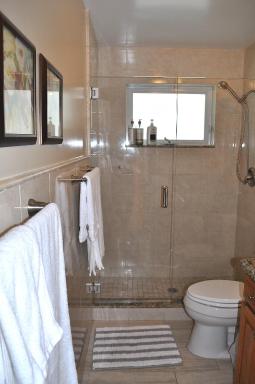 Lovely 3-bd, walk to bars, 9 min drive from beach! Heated pool. - Housity