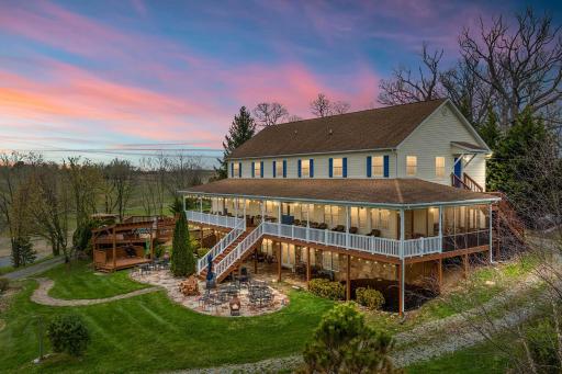 Stunning Former Winery with Pool and Mtn Views! - Housity