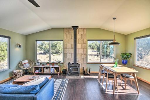 Cozy Remote Retreat • Mountain Views • Stargazing - Housity