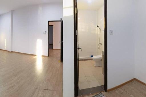 Big and cozy Homestay nearby Shell and Petronas office - Housity