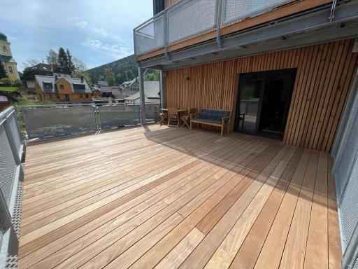 Luxusní Apartmán GRAND v centru Harrachova se soukromou Mega terasou, s privátním parkováním zdarma, s možností dobíjení wallbox EV a výhledem na Harrachovský kostelíček - Housity