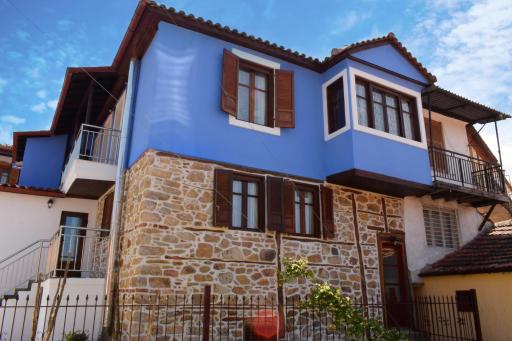 Renovated Old Manor House With Yard - Housity