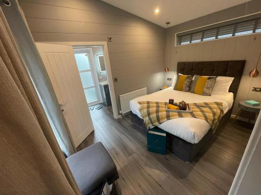 P75 - Studio Pod with Hot Tub - Housity