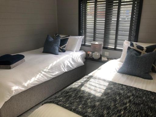 L19 - Penrhyn Spa Lodge with Hot Tub - Housity