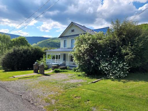 BaseCampWV-Durbin. Spacious 4 bedroom house w/yard - Housity