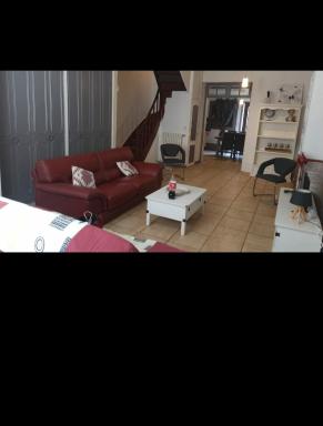 Belle maison avec petit jardin et cour à 10mn du très beau lac de sidiailles. - Housity