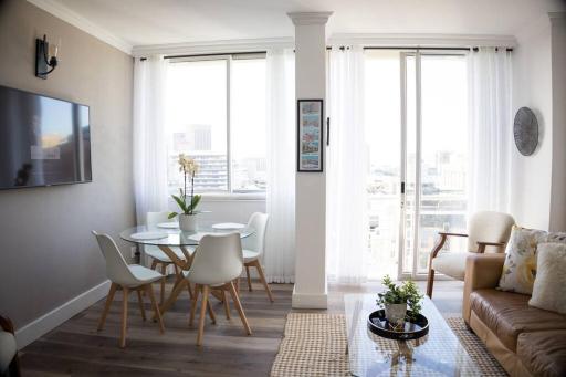 Modern, trendy and comfortable 2 bedroom apartment in Cape Town - Hizvo