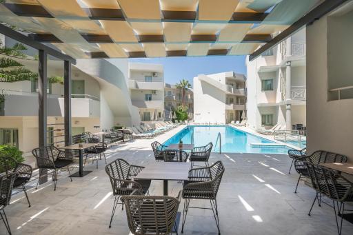 Summer Beach Hotel - Housity