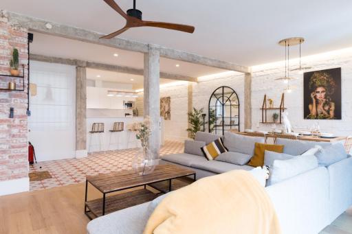 Amplio y moderno apartamento con tarima refrescante by Staynnapartments - Housity
