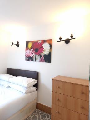 F302 3rd Floor Studio Fits 2 Near Hyde Park - Housity