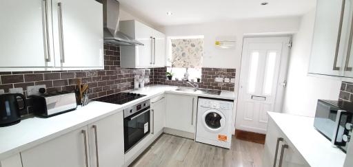 Trendy, Modern garden posh Peckham apartment - Housity
