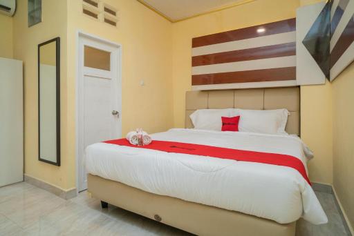 RedDoorz Plus Syariah near Pasar Turi - Housity