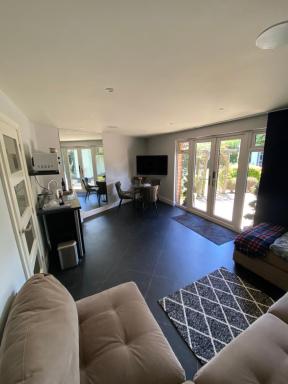 Thistle Lodge - Quiet Garden lodge with off road parking - Housity