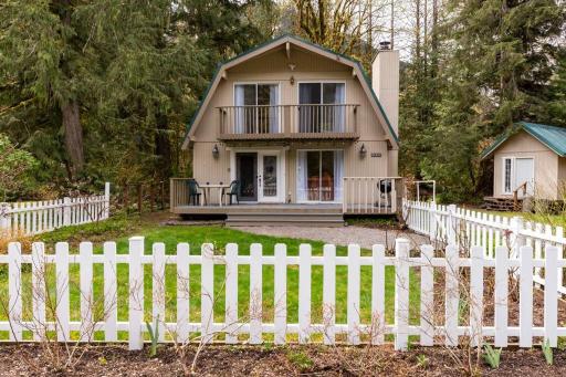 Lovely 3 bedroom King bed WI FI Hot Tub fireplace river access hiking ski - Housity