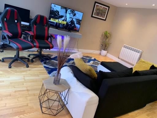 Entire 2 bedroom Apartment - Housity