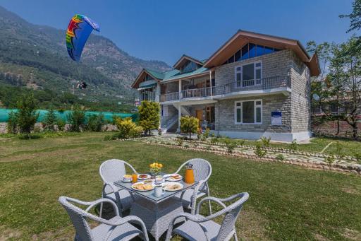 SaffronStays Persimmon House, Raison - luxury villa with Baes river and paragliding point views - All clear roads - Housity