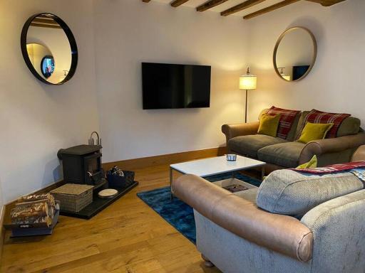The Horners - Log burner, Cheshire Village, Parking, Walks, Aga, dogs - Housity